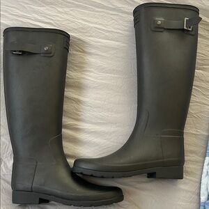 Hunter tall rain boots .  Matte black  size 7